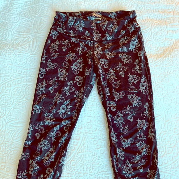 Old Navy Pants - Old Navy floral black & white workout crop pants